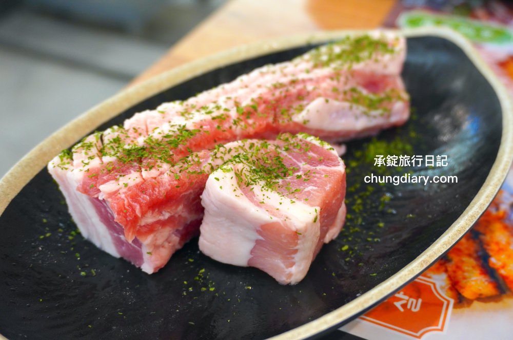 釜山西面烤肉【東方畜產西面總店 동방축산 서면본점】24小時營業!韓國烤腸、韓式烤五花肉、三層肉、松阪豬、牛排骨、牛肋眼肉…等,價格實惠、份量十足、用餐環境乾淨明亮且寬敞。 - 第37張圖 釜山西面烤肉【東方畜產西面總店 동방축산 서면본점】24小時營業!韓國烤腸、韓式烤五花肉、三層肉、松阪豬、牛排骨、牛肋眼肉…等,價格實惠、份量十足、用餐環境乾淨明亮且寬敞。