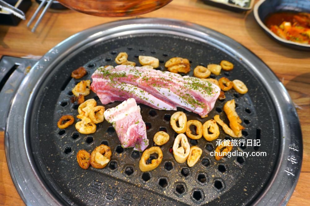 釜山西面烤肉【東方畜產西面總店 동방축산 서면본점】24小時營業!韓國烤腸、韓式烤五花肉、三層肉、松阪豬、牛排骨、牛肋眼肉…等,價格實惠、份量十足、用餐環境乾淨明亮且寬敞。 - 第38張圖 釜山西面烤肉【東方畜產西面總店 동방축산 서면본점】24小時營業!韓國烤腸、韓式烤五花肉、三層肉、松阪豬、牛排骨、牛肋眼肉…等,價格實惠、份量十足、用餐環境乾淨明亮且寬敞。