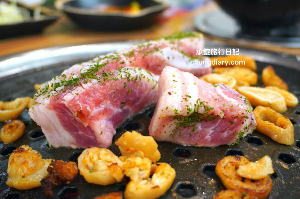 釜山西面烤肉【東方畜產西面總店 동방축산 서면본점】24小時營業!韓國烤腸、韓式烤五花肉、三層肉、松阪豬、牛排骨、牛肋眼肉…等,價格實惠、份量十足、用餐環境乾淨明亮且寬敞。 - 第39張圖 釜山西面烤肉【東方畜產西面總店 동방축산 서면본점】24小時營業!韓國烤腸、韓式烤五花肉、三層肉、松阪豬、牛排骨、牛肋眼肉…等,價格實惠、份量十足、用餐環境乾淨明亮且寬敞。