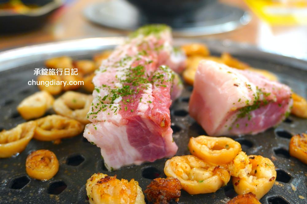 釜山西面烤肉【東方畜產西面總店 동방축산 서면본점】24小時營業!韓國烤腸、韓式烤五花肉、三層肉、松阪豬、牛排骨、牛肋眼肉…等,價格實惠、份量十足、用餐環境乾淨明亮且寬敞。 - 第40張圖 釜山西面烤肉【東方畜產西面總店 동방축산 서면본점】24小時營業!韓國烤腸、韓式烤五花肉、三層肉、松阪豬、牛排骨、牛肋眼肉…等,價格實惠、份量十足、用餐環境乾淨明亮且寬敞。