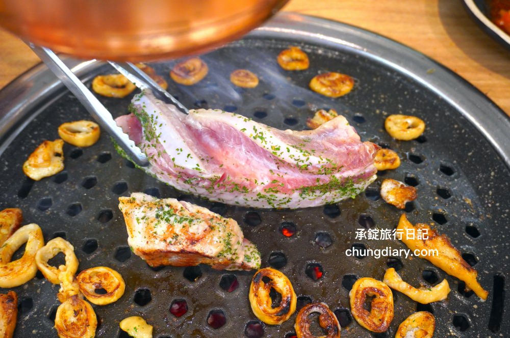 釜山西面烤肉【東方畜產西面總店 동방축산 서면본점】24小時營業!韓國烤腸、韓式烤五花肉、三層肉、松阪豬、牛排骨、牛肋眼肉…等,價格實惠、份量十足、用餐環境乾淨明亮且寬敞。 - 第41張圖 釜山西面烤肉【東方畜產西面總店 동방축산 서면본점】24小時營業!韓國烤腸、韓式烤五花肉、三層肉、松阪豬、牛排骨、牛肋眼肉…等,價格實惠、份量十足、用餐環境乾淨明亮且寬敞。