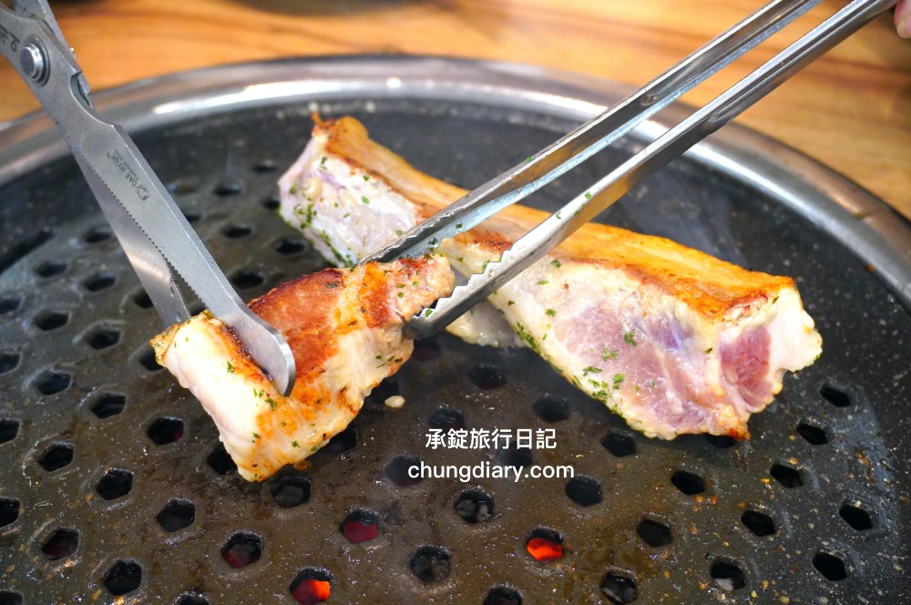 釜山西面烤肉【東方畜產西面總店 동방축산 서면본점】24小時營業!韓國烤腸、韓式烤五花肉、三層肉、松阪豬、牛排骨、牛肋眼肉…等,價格實惠、份量十足、用餐環境乾淨明亮且寬敞。 - 第43張圖 釜山西面烤肉【東方畜產西面總店 동방축산 서면본점】24小時營業!韓國烤腸、韓式烤五花肉、三層肉、松阪豬、牛排骨、牛肋眼肉…等,價格實惠、份量十足、用餐環境乾淨明亮且寬敞。