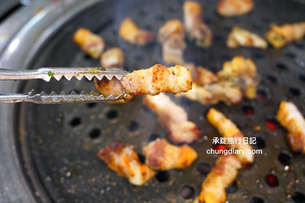 釜山西面烤肉【東方畜產西面總店 동방축산 서면본점】24小時營業!韓國烤腸、韓式烤五花肉、三層肉、松阪豬、牛排骨、牛肋眼肉…等,價格實惠、份量十足、用餐環境乾淨明亮且寬敞。 - 第44張圖 釜山西面烤肉【東方畜產西面總店 동방축산 서면본점】24小時營業!韓國烤腸、韓式烤五花肉、三層肉、松阪豬、牛排骨、牛肋眼肉…等,價格實惠、份量十足、用餐環境乾淨明亮且寬敞。