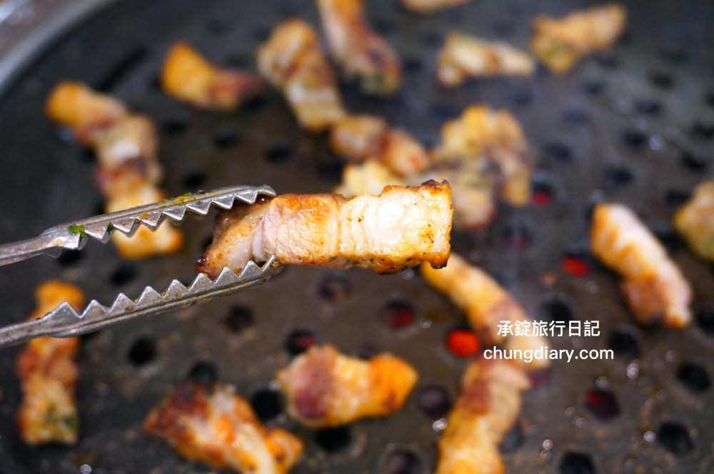 釜山西面烤肉【東方畜產西面總店 동방축산 서면본점】24小時營業!韓國烤腸、韓式烤五花肉、三層肉、松阪豬、牛排骨、牛肋眼肉…等,價格實惠、份量十足、用餐環境乾淨明亮且寬敞。 - 第45張圖 釜山西面烤肉【東方畜產西面總店 동방축산 서면본점】24小時營業!韓國烤腸、韓式烤五花肉、三層肉、松阪豬、牛排骨、牛肋眼肉…等,價格實惠、份量十足、用餐環境乾淨明亮且寬敞。