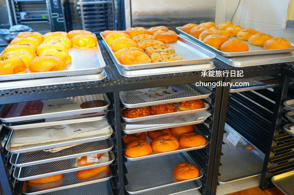 釜山西面美食【起麵包匠人 빵장수단팥빵】爆漿鮮奶油紅豆麵包，冰涼可口、濃郁奶香超好吃！（營業資訊、交通指引）