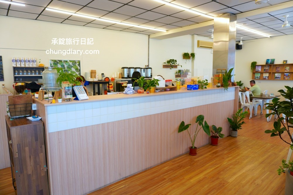 阿飛Brunch|台中火車站早午餐店,明亮溫馨「植物系」裝潢風格,隱藏在巷弄內的綠植餐廳!鄰近~大魯閣新時代購物中心/台中站前秀泰影城/LaLaport台中店|台中東區大智路美食推薦 - 第4張圖 阿飛Brunch|台中火車站早午餐店,明亮溫馨「植物系」裝潢風格,隱藏在巷弄內的綠植餐廳!鄰近~大魯閣新時代購物中心/台中站前秀泰影城/LaLaport台中店|台中東區大智路美食推薦