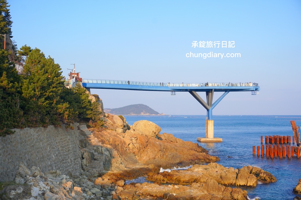 青沙浦天空步道 청사포 다릿돌전망대｜釜山免費景點推薦，海岸邊延伸出的觀景台，腳下透明玻璃看海，欣賞海天一線的美景。