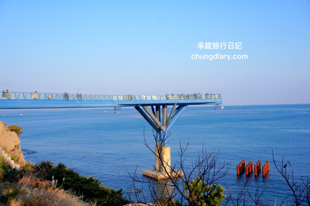 青沙浦天空步道 청사포 다릿돌전망대｜釜山免費景點推薦，海岸邊延伸出的觀景台，腳下透明玻璃看海，欣賞海天一線的美景。
