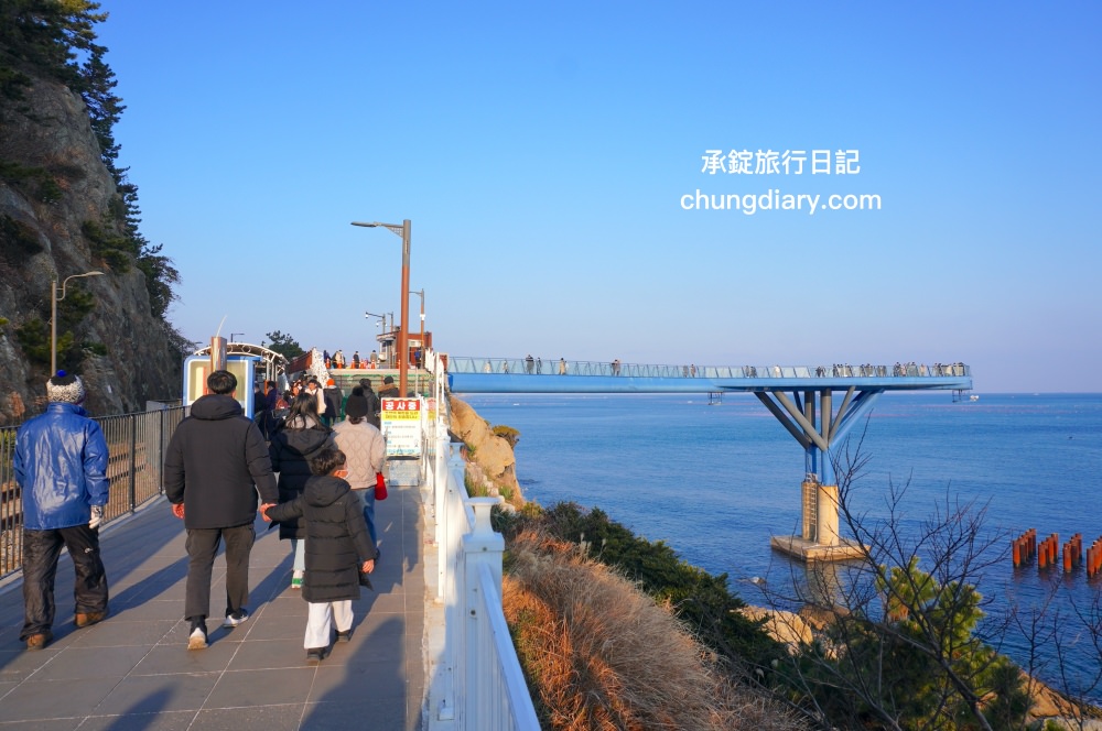 青沙浦天空步道 청사포 다릿돌전망대｜釜山免費景點推薦，海岸邊延伸出的觀景台，腳下透明玻璃看海，欣賞海天一線的美景。