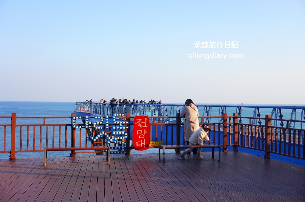 青沙浦天空步道 청사포 다릿돌전망대｜釜山免費景點推薦，海岸邊延伸出的觀景台，腳下透明玻璃看海，欣賞海天一線的美景。