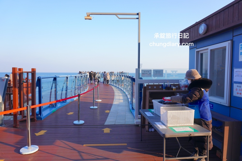 青沙浦天空步道 청사포 다릿돌전망대｜釜山免費景點推薦，海岸邊延伸出的觀景台，腳下透明玻璃看海，欣賞海天一線的美景。