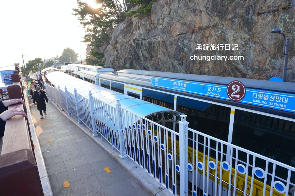 青沙浦天空步道 청사포 다릿돌전망대｜釜山免費景點推薦，海岸邊延伸出的觀景台，腳下透明玻璃看海，欣賞海天一線的美景。