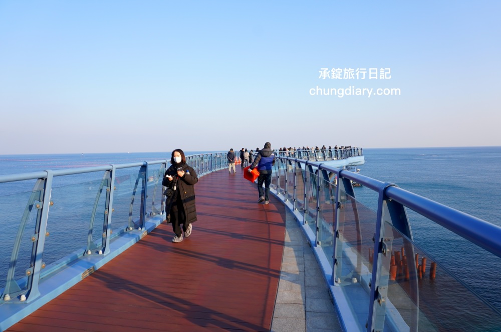 青沙浦天空步道 청사포 다릿돌전망대｜釜山免費景點推薦，海岸邊延伸出的觀景台，腳下透明玻璃看海，欣賞海天一線的美景。