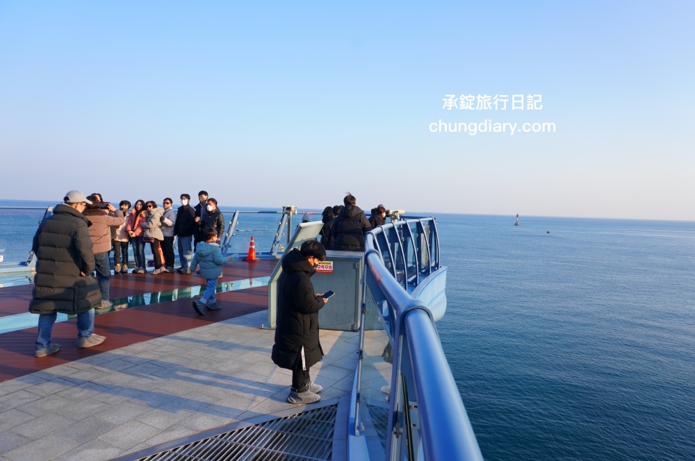 青沙浦天空步道 청사포 다릿돌전망대｜釜山免費景點推薦，海岸邊延伸出的觀景台，腳下透明玻璃看海，欣賞海天一線的美景。
