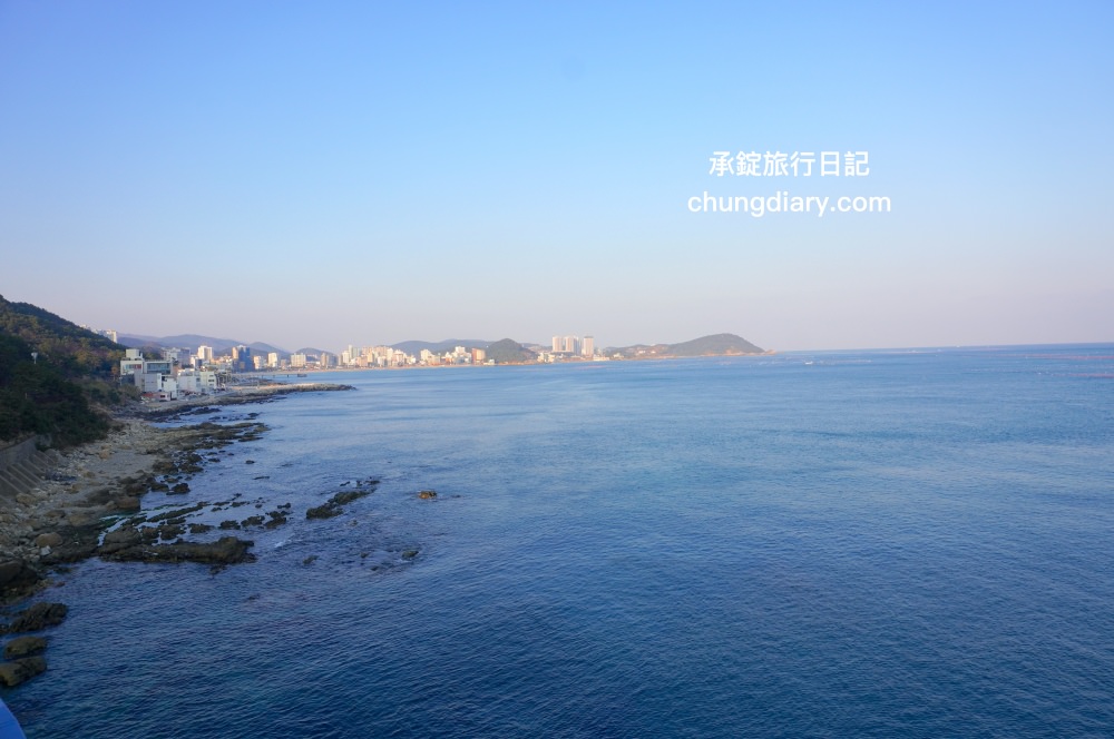 青沙浦天空步道 청사포 다릿돌전망대｜釜山免費景點推薦，海岸邊延伸出的觀景台，腳下透明玻璃看海，欣賞海天一線的美景。