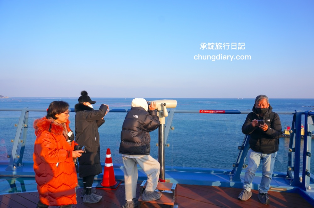 青沙浦天空步道 청사포 다릿돌전망대｜釜山免費景點推薦，海岸邊延伸出的觀景台，腳下透明玻璃看海，欣賞海天一線的美景。