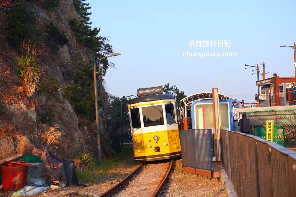青沙浦天空步道 청사포 다릿돌전망대｜釜山免費景點推薦，海岸邊延伸出的觀景台，腳下透明玻璃看海，欣賞海天一線的美景。