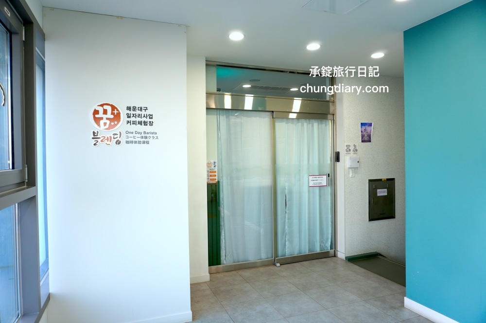 青沙浦天空步道 청사포 다릿돌전망대｜釜山免費景點推薦，海岸邊延伸出的觀景台，腳下透明玻璃看海，欣賞海天一線的美景。