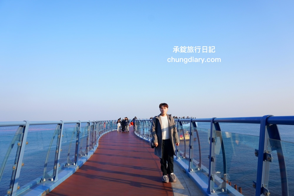 青沙浦紅白燈塔 청사포쌍둥이 등대｜釜山免費景點推薦，2022/9月颱風過後，全新建成「白色燈塔」裝置藝術打卡點。