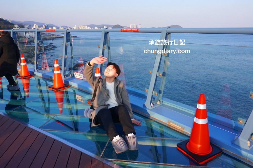 青沙浦天空步道 청사포 다릿돌전망대｜釜山免費景點推薦，海岸邊延伸出的觀景台，腳下透明玻璃看海，欣賞海天一線的美景。
