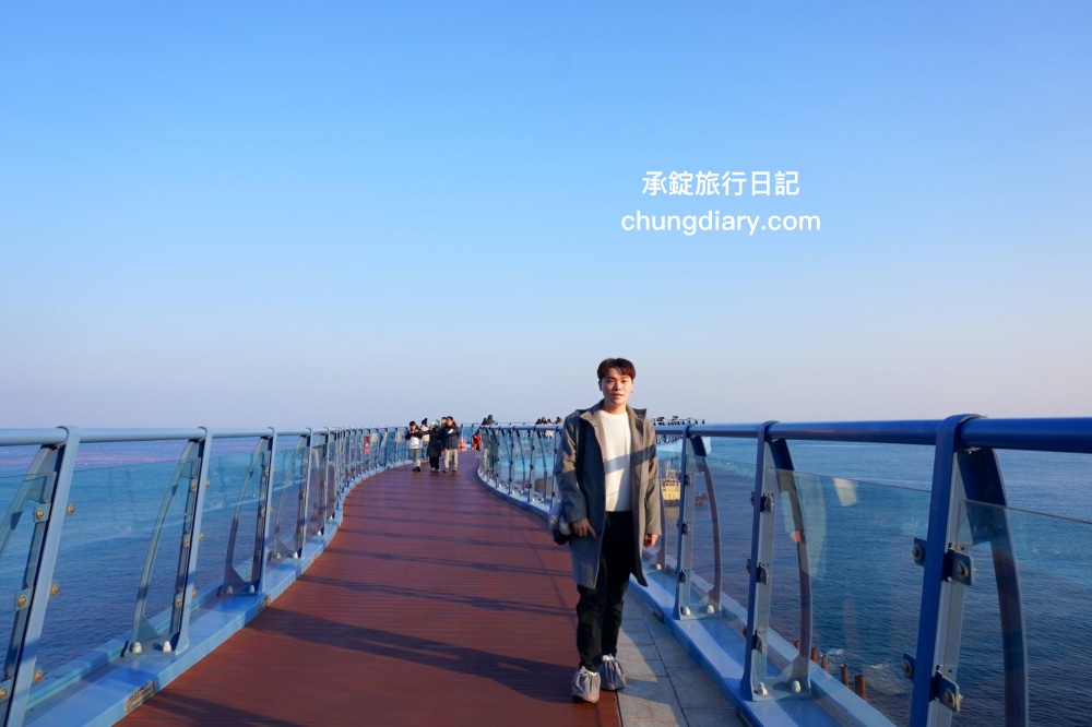 青沙浦天空步道 청사포 다릿돌전망대｜釜山免費景點推薦，海岸邊延伸出的觀景台，腳下透明玻璃看海，欣賞海天一線的美景。