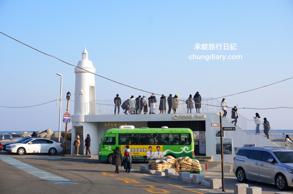 青沙浦紅白燈塔 청사포쌍둥이 등대｜釜山免費景點推薦，2022/9月颱風過後，全新建成「白色燈塔」裝置藝術打卡點。