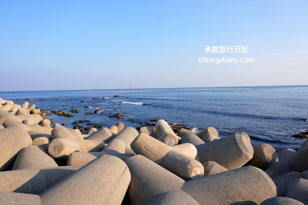 青沙浦紅白燈塔 청사포쌍둥이 등대｜釜山免費景點推薦，2022/9月颱風過後，全新建成「白色燈塔」裝置藝術打卡點。