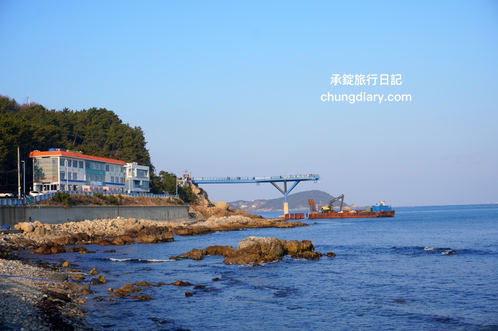 青沙浦紅白燈塔 청사포쌍둥이 등대｜釜山免費景點推薦，2022/9月颱風過後，全新建成「白色燈塔」裝置藝術打卡點。
