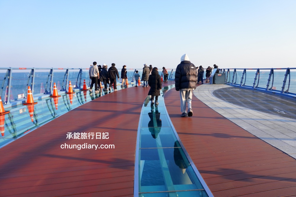青沙浦天空步道 청사포 다릿돌전망대｜釜山免費景點推薦，海岸邊延伸出的觀景台，腳下透明玻璃看海，欣賞海天一線的美景。