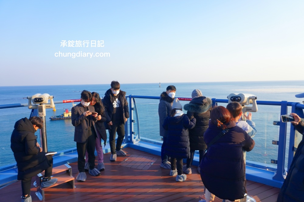 青沙浦天空步道 청사포 다릿돌전망대｜釜山免費景點推薦，海岸邊延伸出的觀景台，腳下透明玻璃看海，欣賞海天一線的美景。