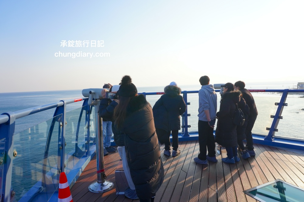 青沙浦天空步道 청사포 다릿돌전망대｜釜山免費景點推薦，海岸邊延伸出的觀景台，腳下透明玻璃看海，欣賞海天一線的美景。