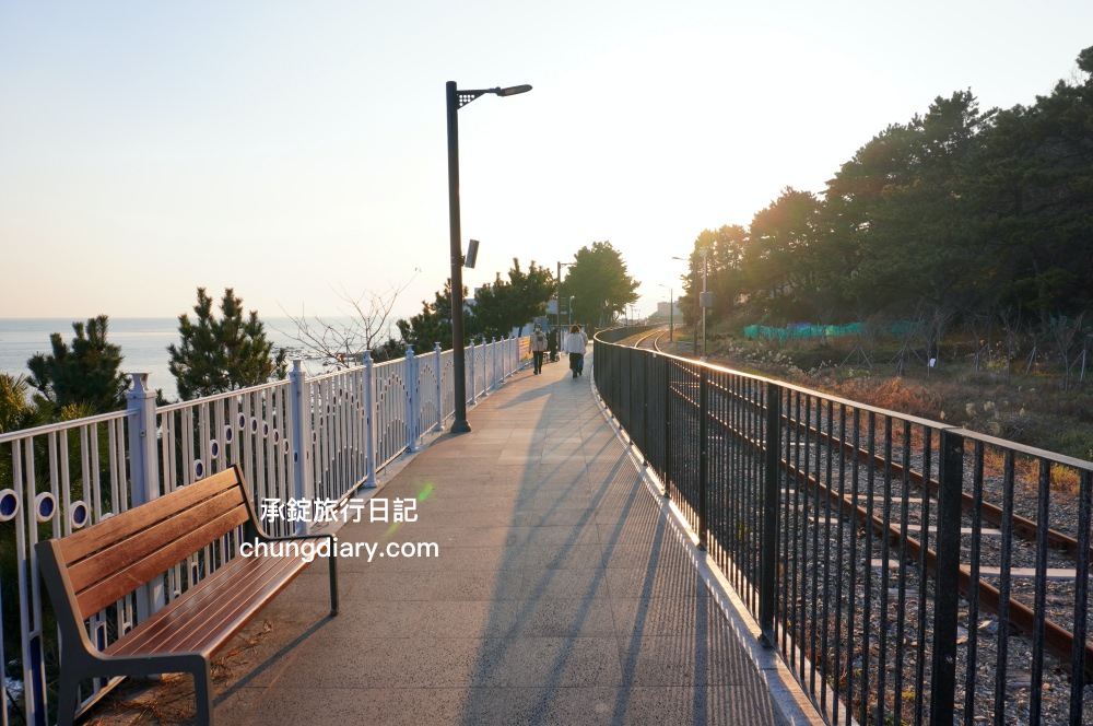 青沙浦天空步道 청사포 다릿돌전망대｜釜山免費景點推薦，海岸邊延伸出的觀景台，腳下透明玻璃看海，欣賞海天一線的美景。