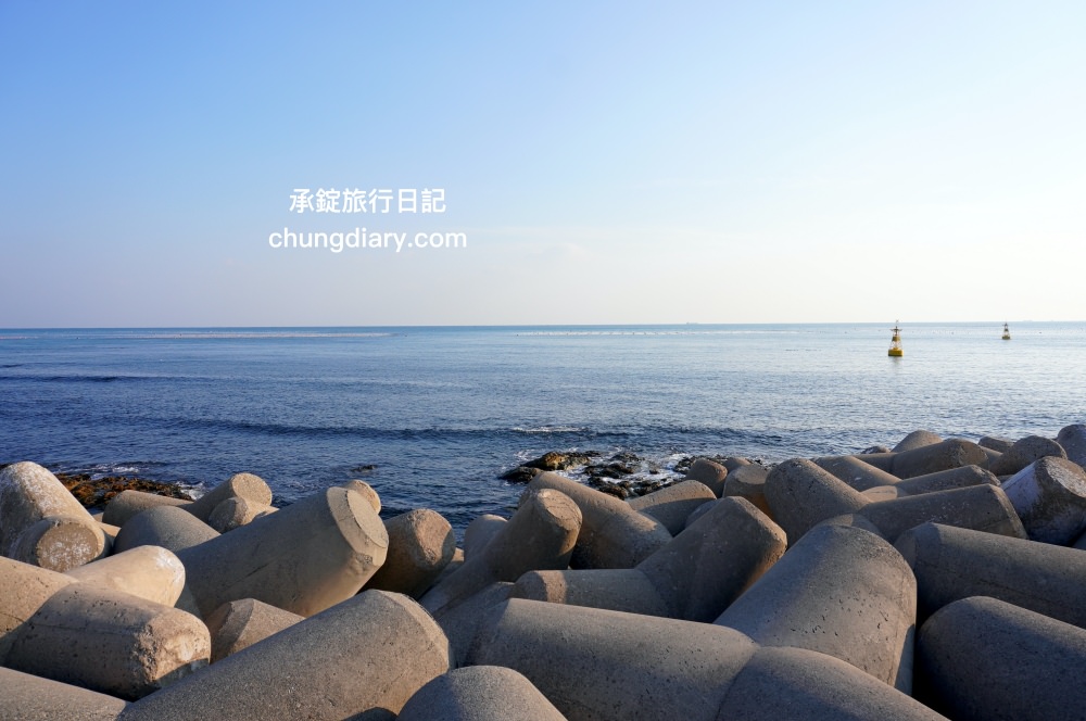 青沙浦紅白燈塔 청사포쌍둥이 등대｜釜山免費景點推薦，2022/9月颱風過後，全新建成「白色燈塔」裝置藝術打卡點。