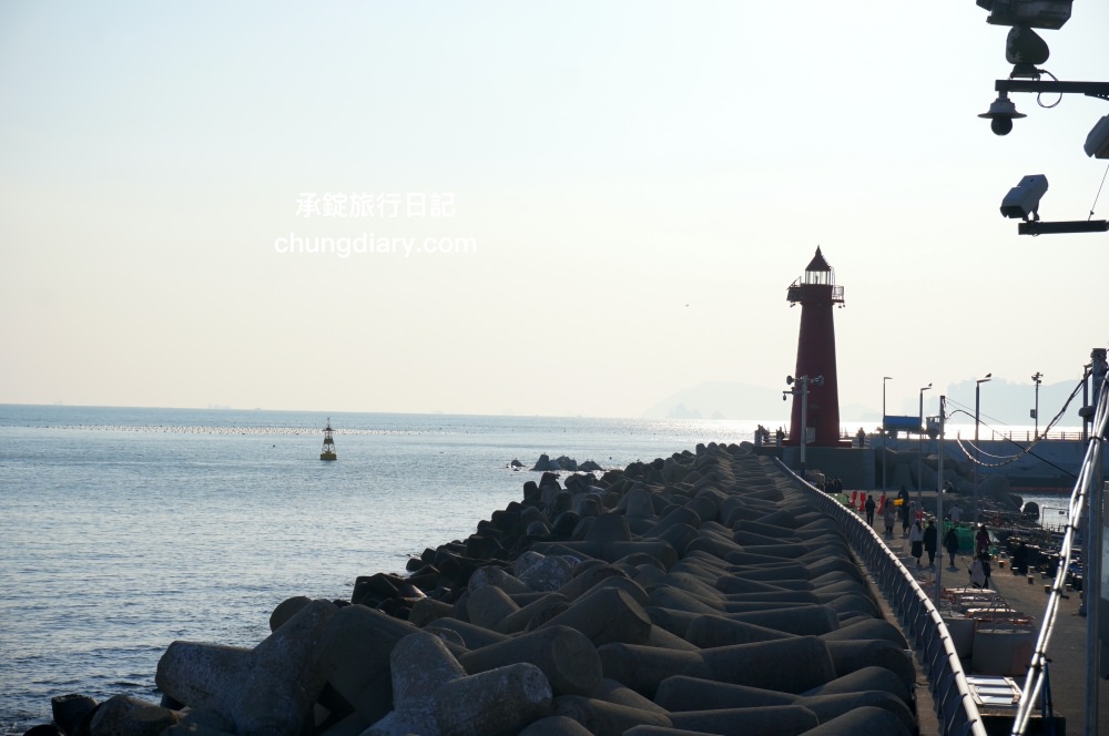 青沙浦紅白燈塔 청사포쌍둥이 등대｜釜山免費景點推薦，2022/9月颱風過後，全新建成「白色燈塔」裝置藝術打卡點。