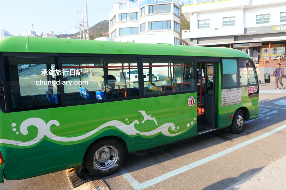 青沙浦紅白燈塔 청사포쌍둥이 등대｜釜山免費景點推薦，2022/9月颱風過後，全新建成「白色燈塔」裝置藝術打卡點。
