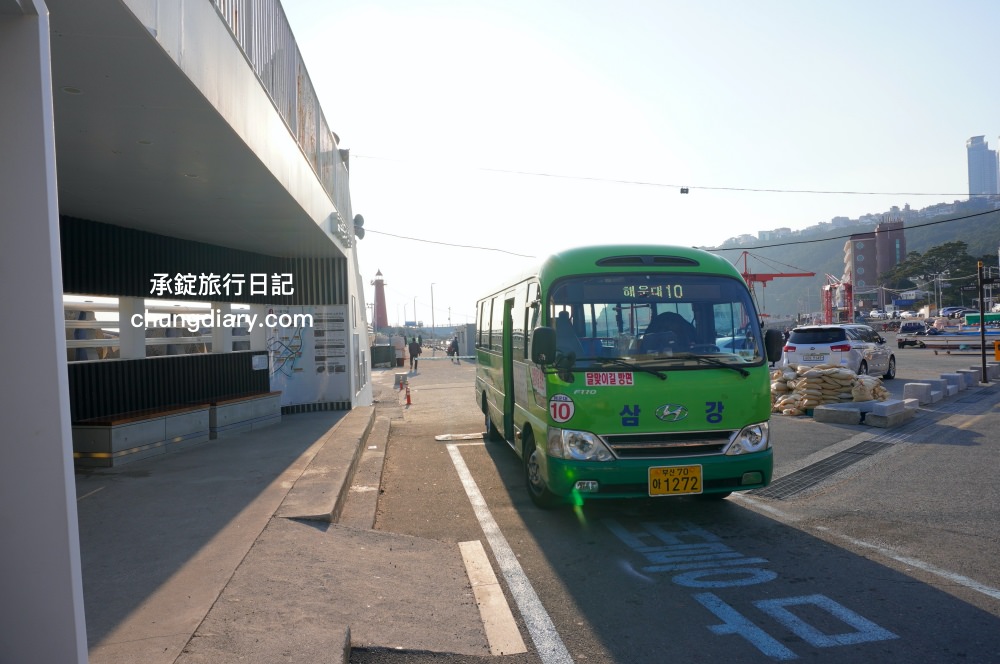 青沙浦紅白燈塔 청사포쌍둥이 등대｜釜山免費景點推薦，2022/9月颱風過後，全新建成「白色燈塔」裝置藝術打卡點。