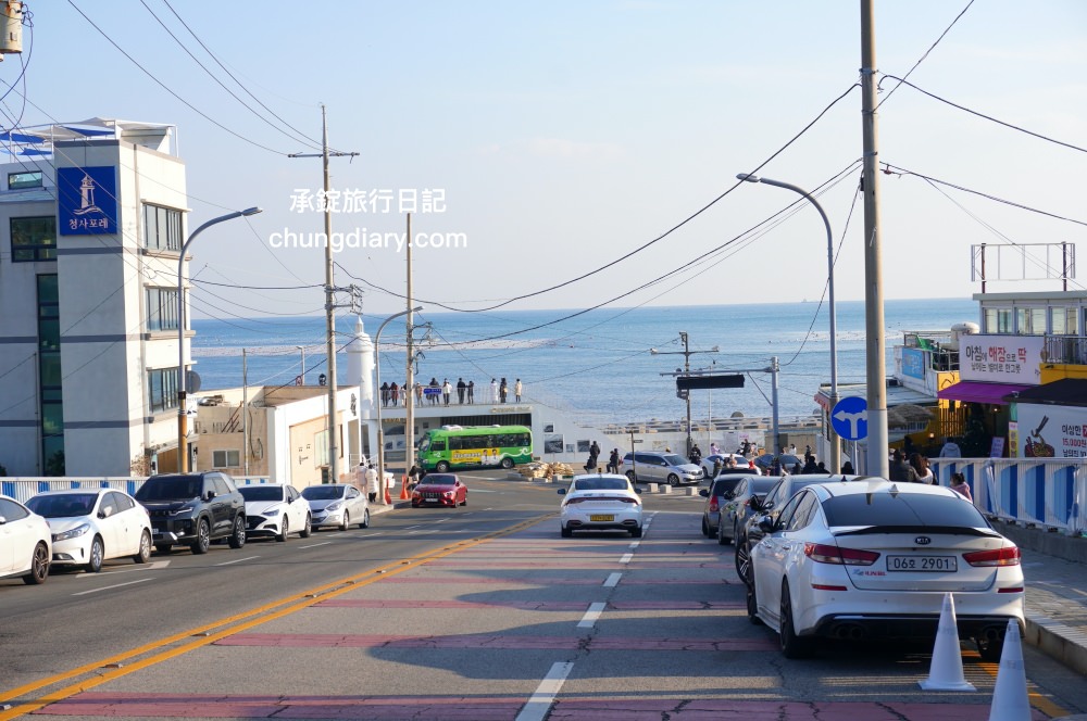 青沙浦紅白燈塔 청사포쌍둥이 등대｜釜山免費景點推薦，2022/9月颱風過後，全新建成「白色燈塔」裝置藝術打卡點。