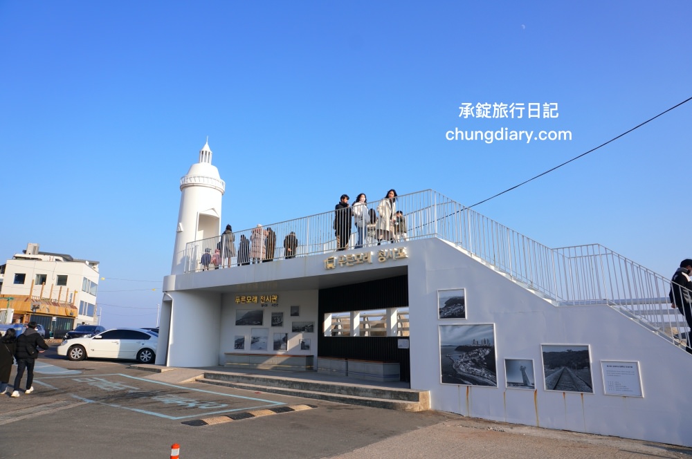 青沙浦紅白燈塔 청사포쌍둥이 등대｜釜山免費景點推薦，2022/9月颱風過後，全新建成「白色燈塔」裝置藝術打卡點。