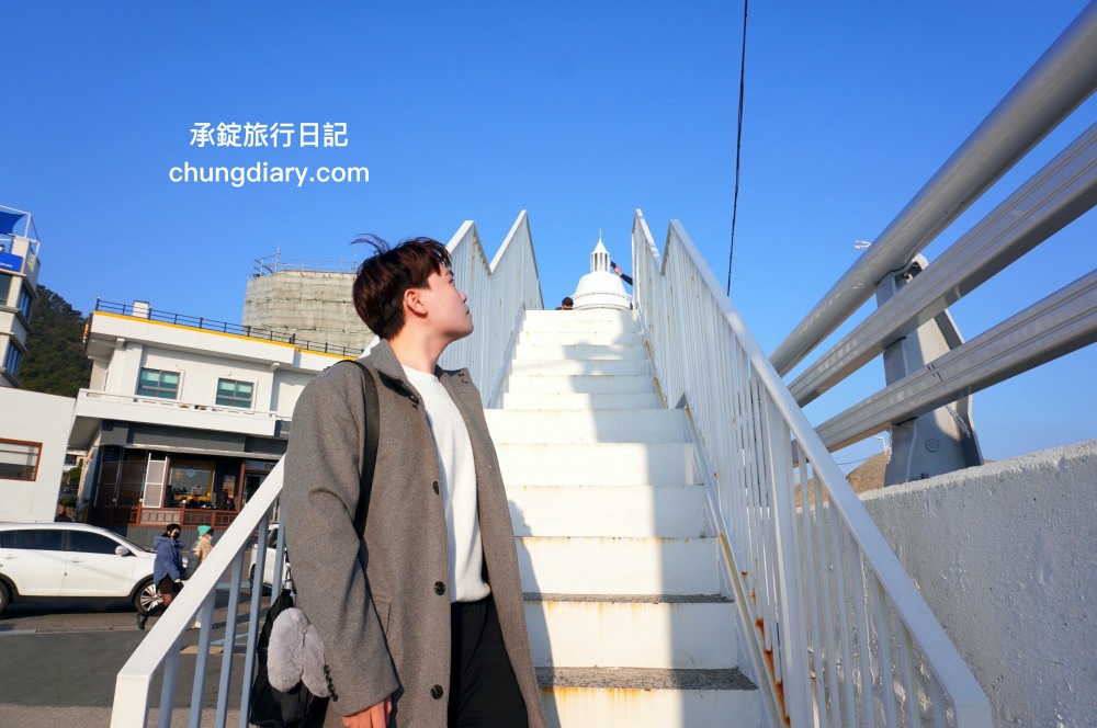 青沙浦紅白燈塔 청사포쌍둥이 등대｜釜山免費景點推薦，2022/9月颱風過後，全新建成「白色燈塔」裝置藝術打卡點。