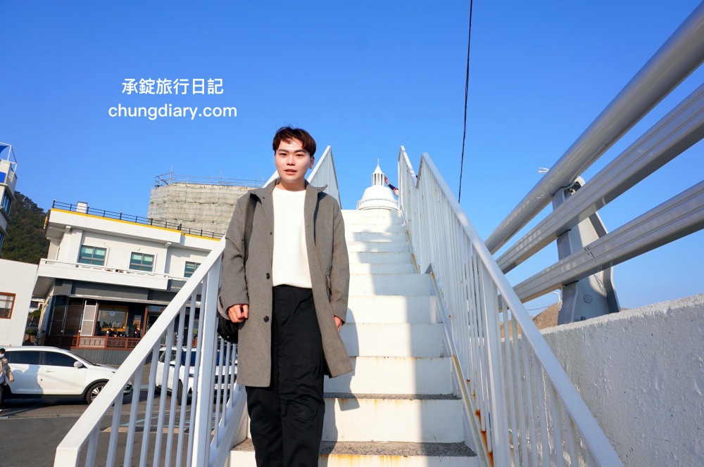 青沙浦紅白燈塔 청사포쌍둥이 등대｜釜山免費景點推薦，2022/9月颱風過後，全新建成「白色燈塔」裝置藝術打卡點。