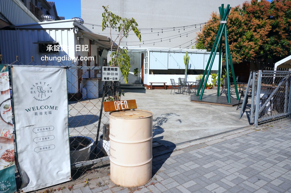 食久茶事｜台中大里寵物友善餐廳，白色玻璃貨櫃屋，戶外草皮庭院開放座位區，專賣：義大利麵/燉飯/咖喱飯/下午茶甜點與飲品。