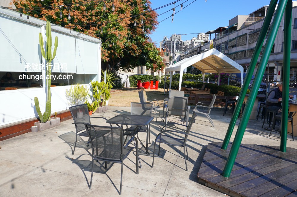 食久茶事｜台中大里寵物友善餐廳，白色玻璃貨櫃屋，戶外草皮庭院開放座位區，專賣：義大利麵/燉飯/咖喱飯/下午茶甜點與飲品。