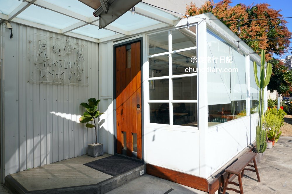 食久茶事｜台中大里寵物友善餐廳，白色玻璃貨櫃屋，戶外草皮庭院開放座位區，專賣：義大利麵/燉飯/咖喱飯/下午茶甜點與飲品。