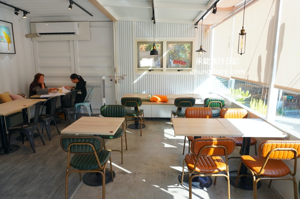 食久茶事｜台中大里寵物友善餐廳，白色玻璃貨櫃屋，戶外草皮庭院開放座位區，專賣：義大利麵/燉飯/咖喱飯/下午茶甜點與飲品。