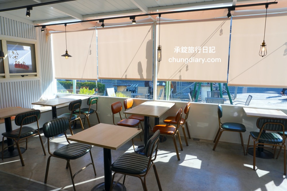 食久茶事｜台中大里寵物友善餐廳，白色玻璃貨櫃屋，戶外草皮庭院開放座位區，專賣：義大利麵/燉飯/咖喱飯/下午茶甜點與飲品。