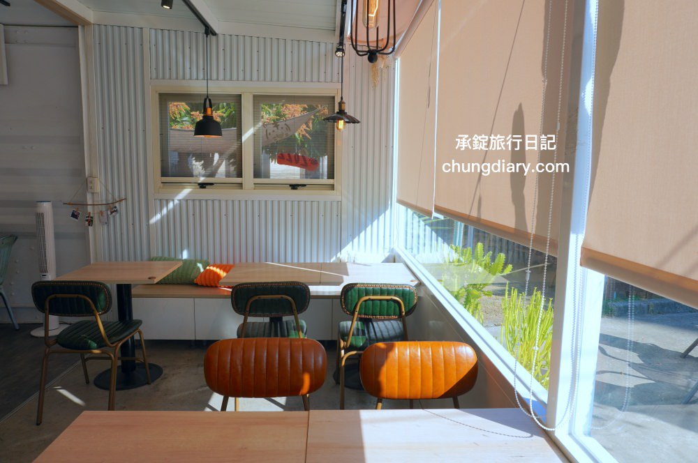 食久茶事｜台中大里寵物友善餐廳，白色玻璃貨櫃屋，戶外草皮庭院開放座位區，專賣：義大利麵/燉飯/咖喱飯/下午茶甜點與飲品。