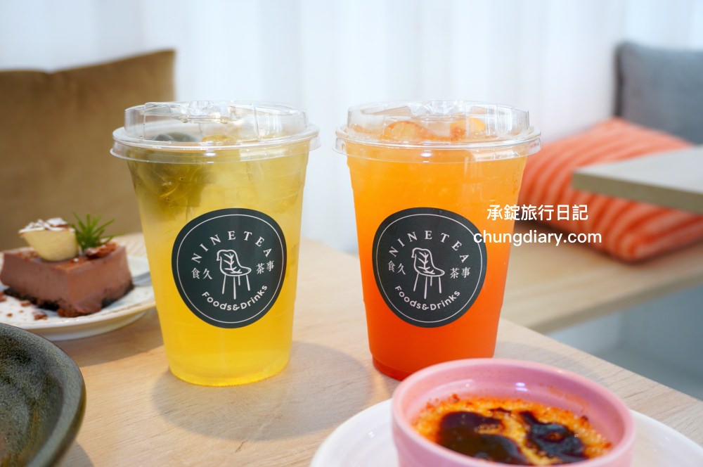 食久茶事｜台中大里寵物友善餐廳，白色玻璃貨櫃屋，戶外草皮庭院開放座位區，專賣：義大利麵/燉飯/咖喱飯/下午茶甜點與飲品。