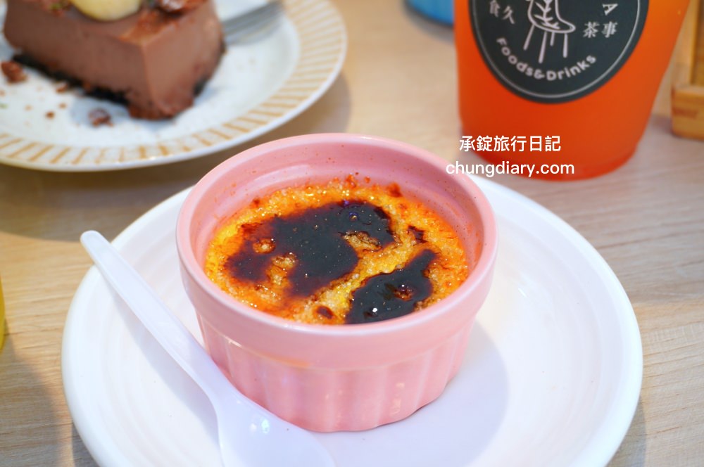 食久茶事｜台中大里寵物友善餐廳，白色玻璃貨櫃屋，戶外草皮庭院開放座位區，專賣：義大利麵/燉飯/咖喱飯/下午茶甜點與飲品。