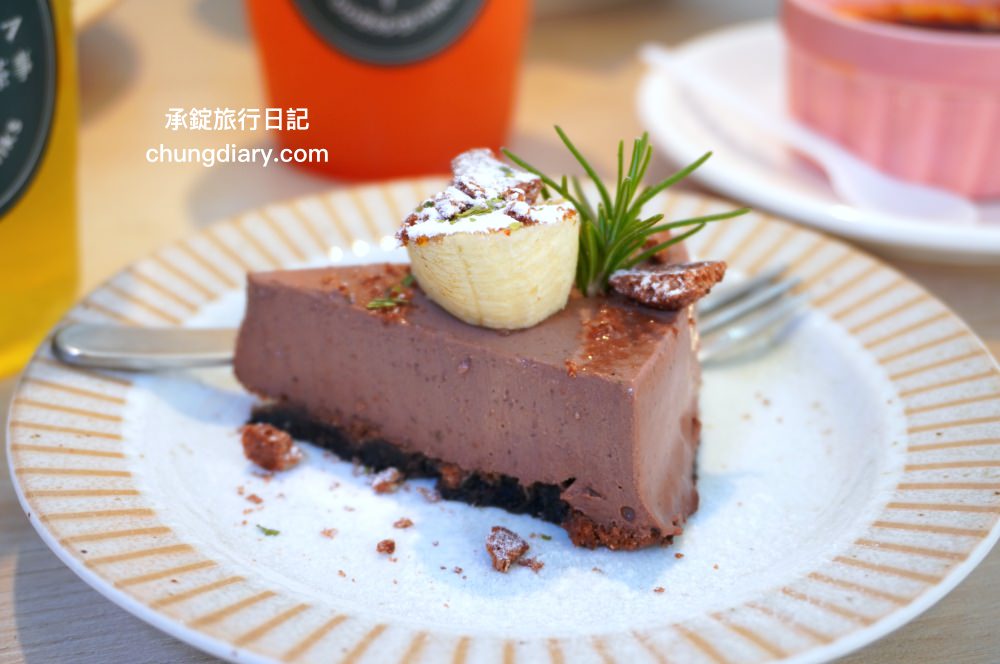 食久茶事｜台中大里寵物友善餐廳，白色玻璃貨櫃屋，戶外草皮庭院開放座位區，專賣：義大利麵/燉飯/咖喱飯/下午茶甜點與飲品。