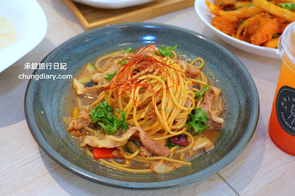 食久茶事｜台中大里寵物友善餐廳，白色玻璃貨櫃屋，戶外草皮庭院開放座位區，專賣：義大利麵/燉飯/咖喱飯/下午茶甜點與飲品。